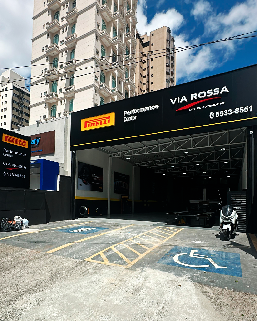 Fachada da loja Via Rossa - Pirelli Performance Center