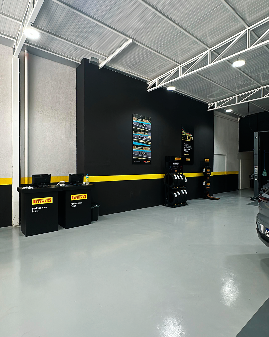 Recepção e showroom de pneus Pirelli na Via Rossa