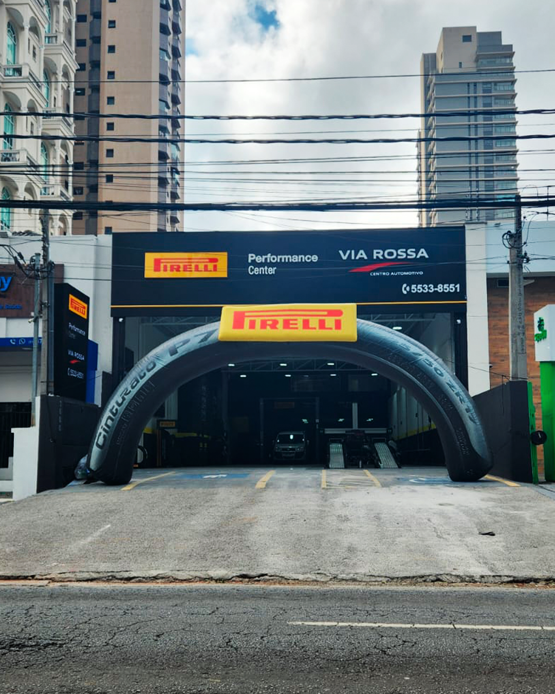Entrada da Via Rossa com arco inflável Pirelli